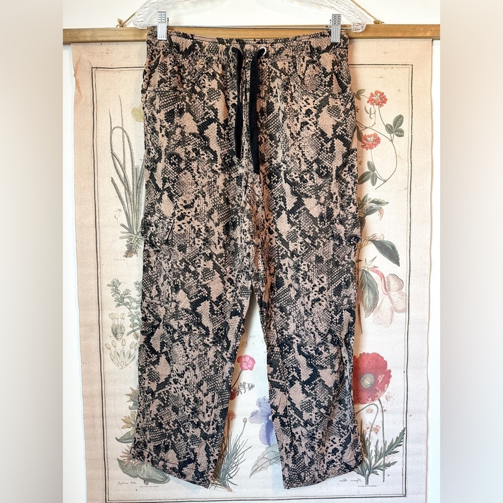 Sanctuary Lightweight Utility Reptile Snake Print Crop Pant Straight Leg Brown S
